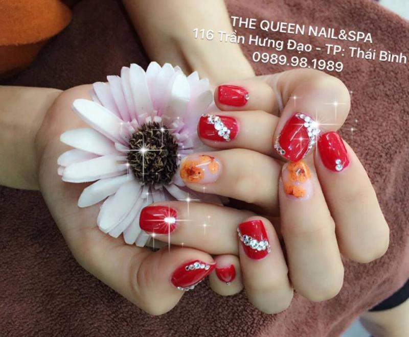 the-queen-nailampspa-304970.jpeg